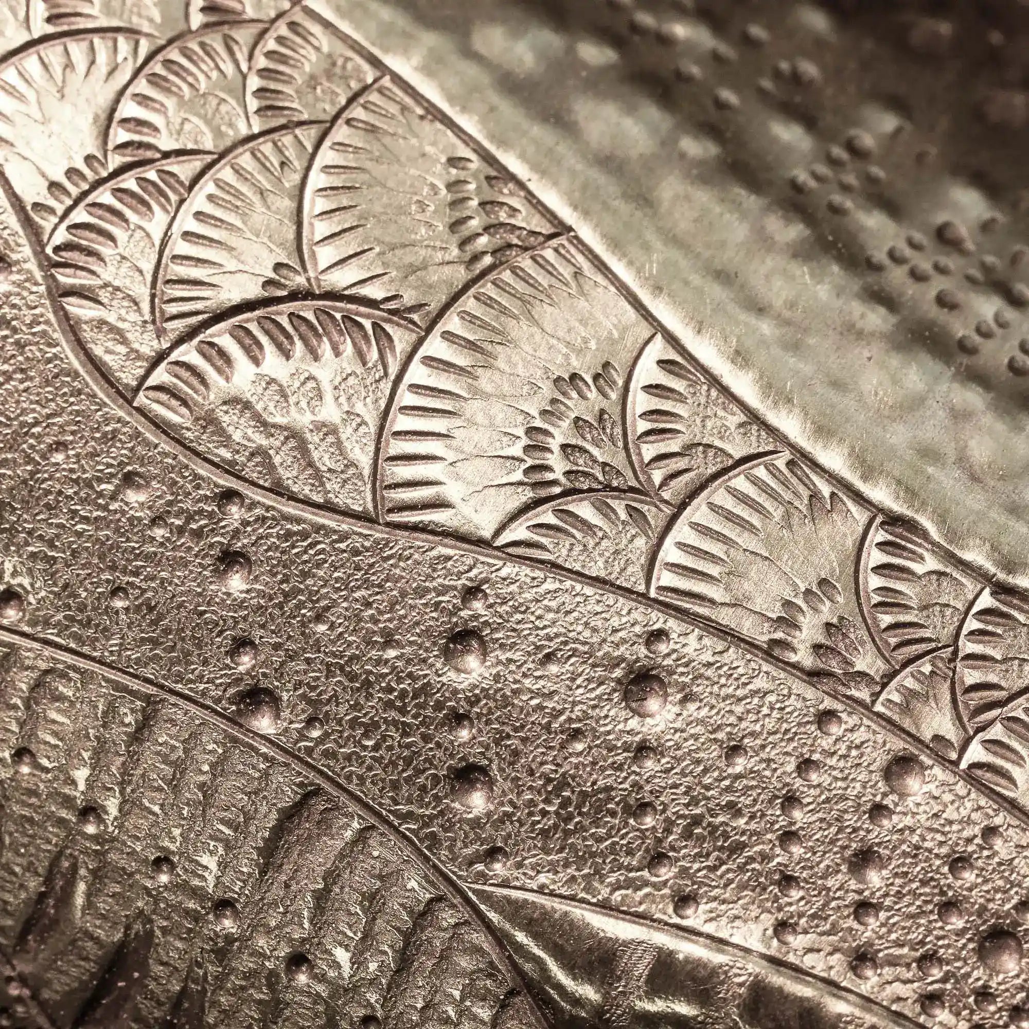 Détail d'un bracelet en argent ciselé.