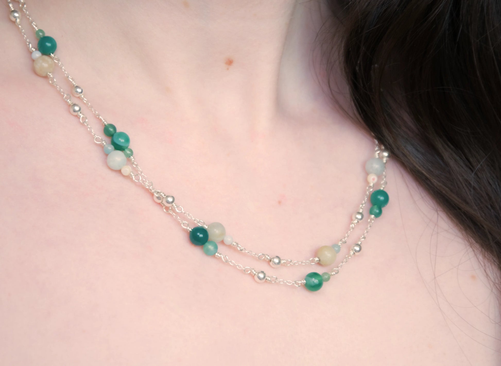 Ensemble de colliers en argent avec des pierres d'agate verte, d'aventurine ou d'amazonite et de nacre