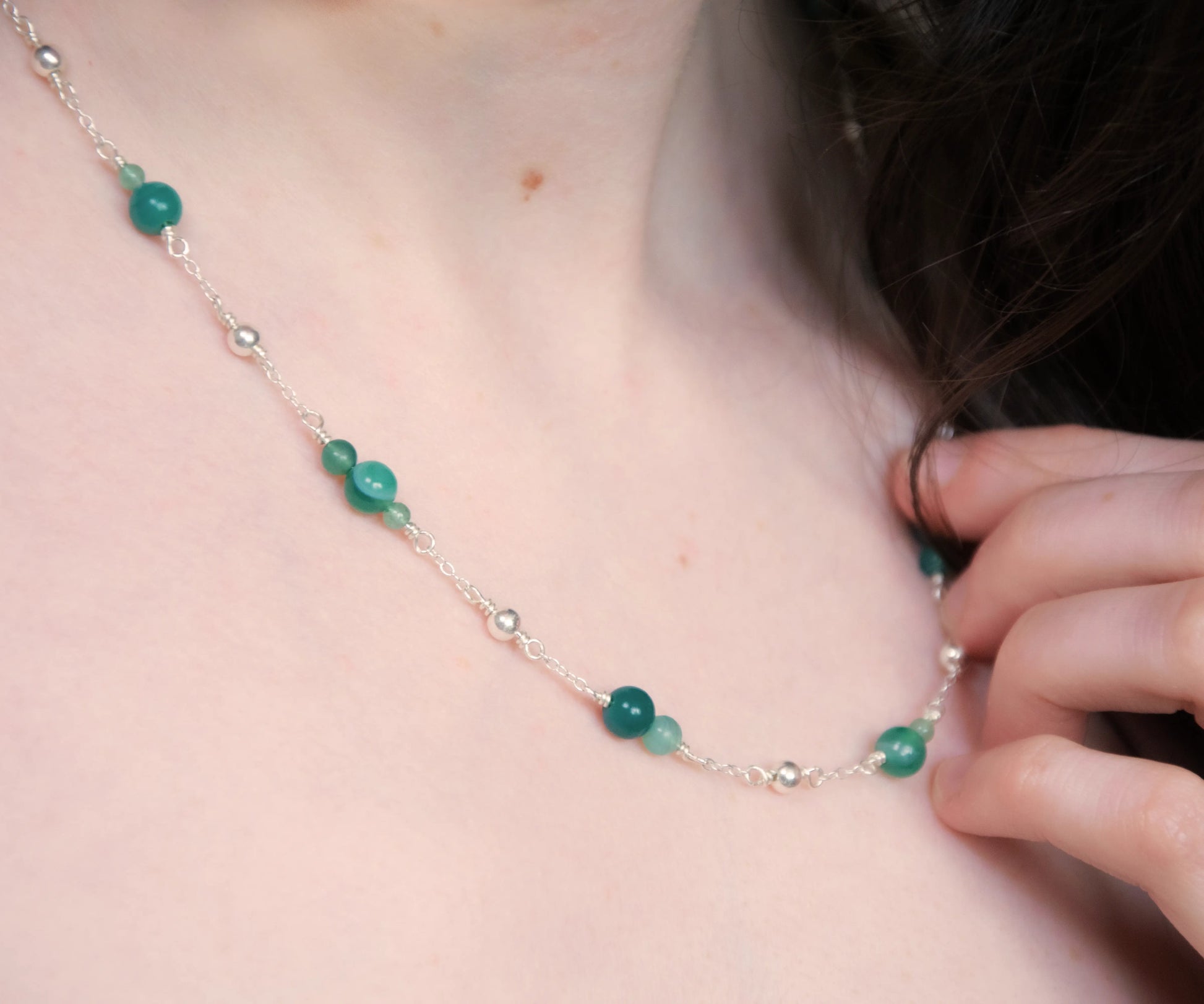 Collier en argent avec des pierres d'agate verte et d'aventurine