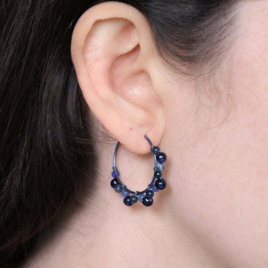 Boucle d'oreille créole en titane anodisé et pierres de sodalite, de dumortiérite et de sable bleu