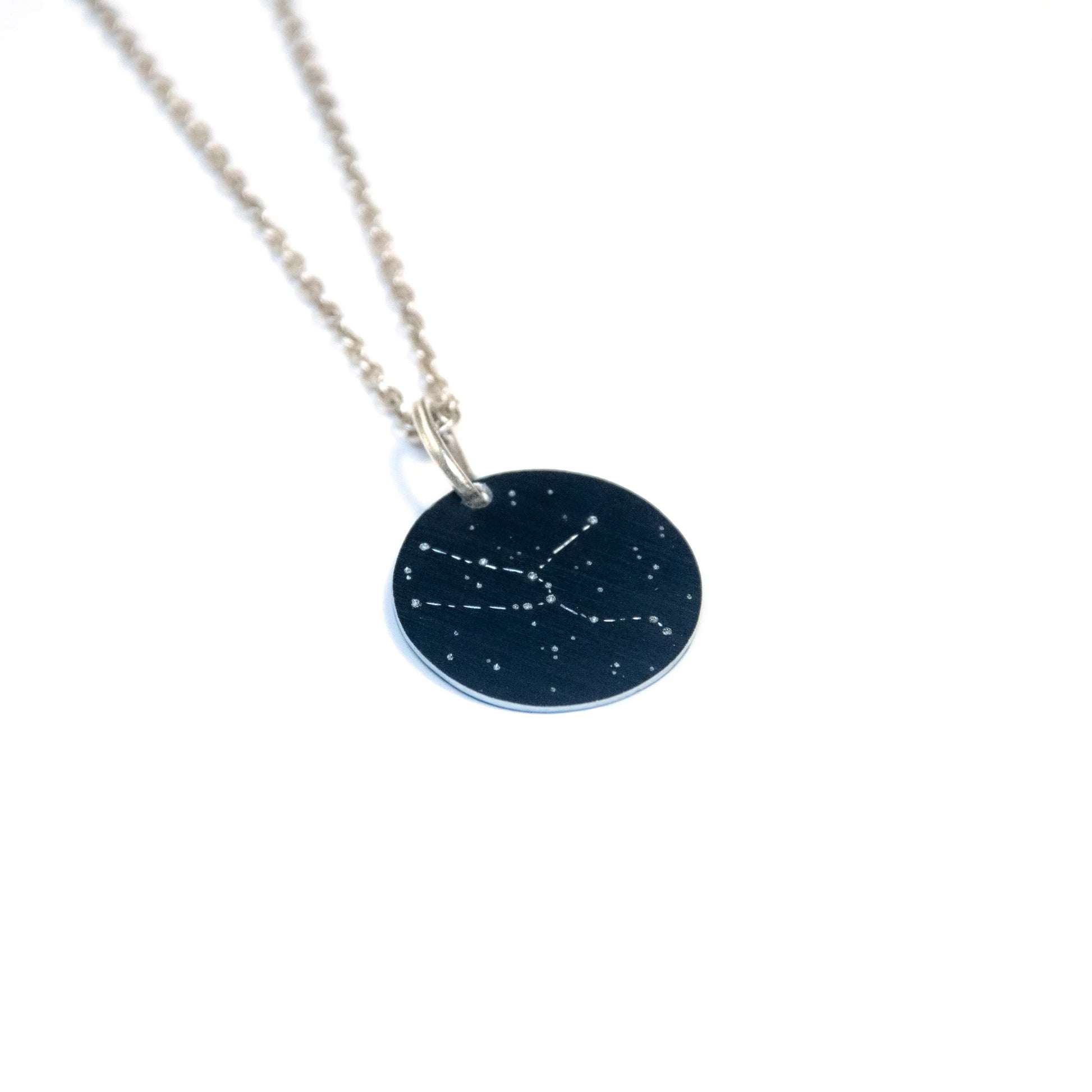 Pendentif en aluminium anodisé bleu nuit et gravé d'une constellation