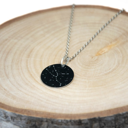 Pendentif en aluminium anodisé bleu nuit et gravé d'une constellation