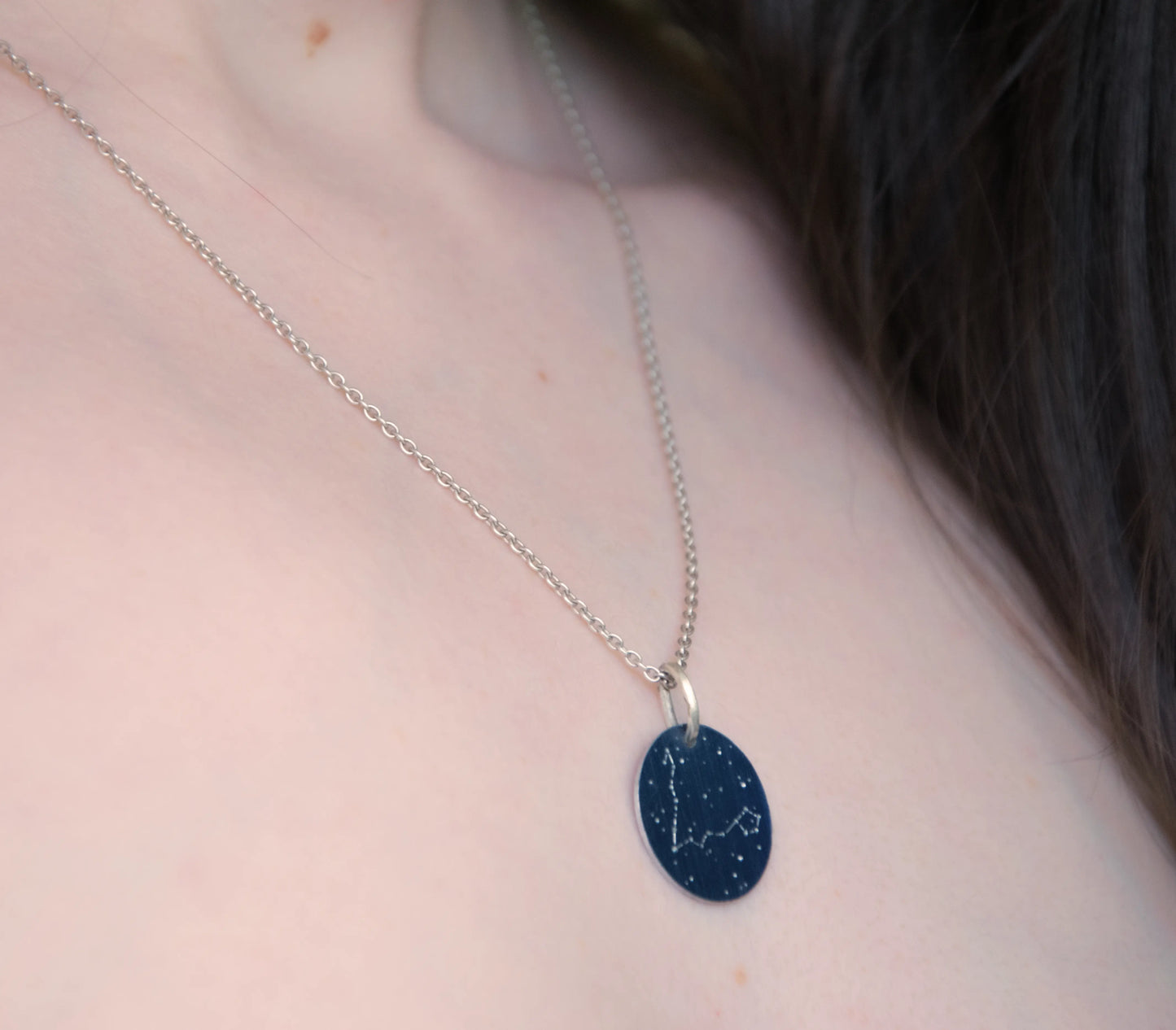 Collier argent et pendentif en aluminium anodisé bleu nuit gravé d'une constellation