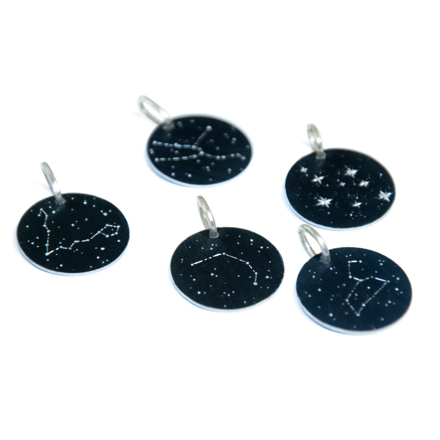 Ensemble de pendentifs en aluminium anodisé bleu nuit et gravé d'une constellation