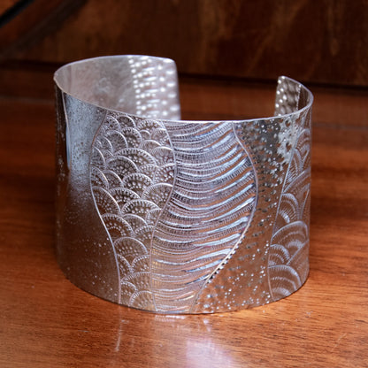 Bracelet manchette en argent, motifs picturaux sur le thème des fonds marins. Vue de face.